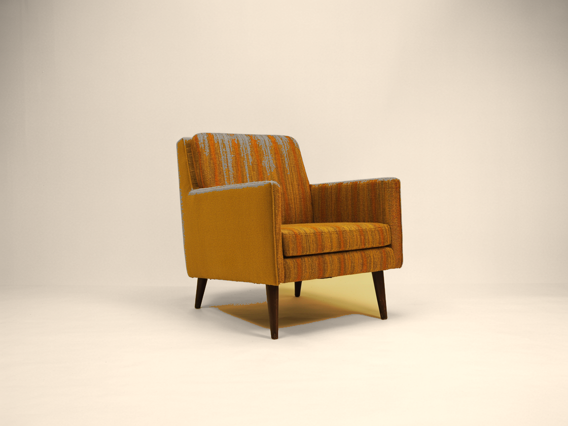 Een enkele fauteuil in een lege ruimte